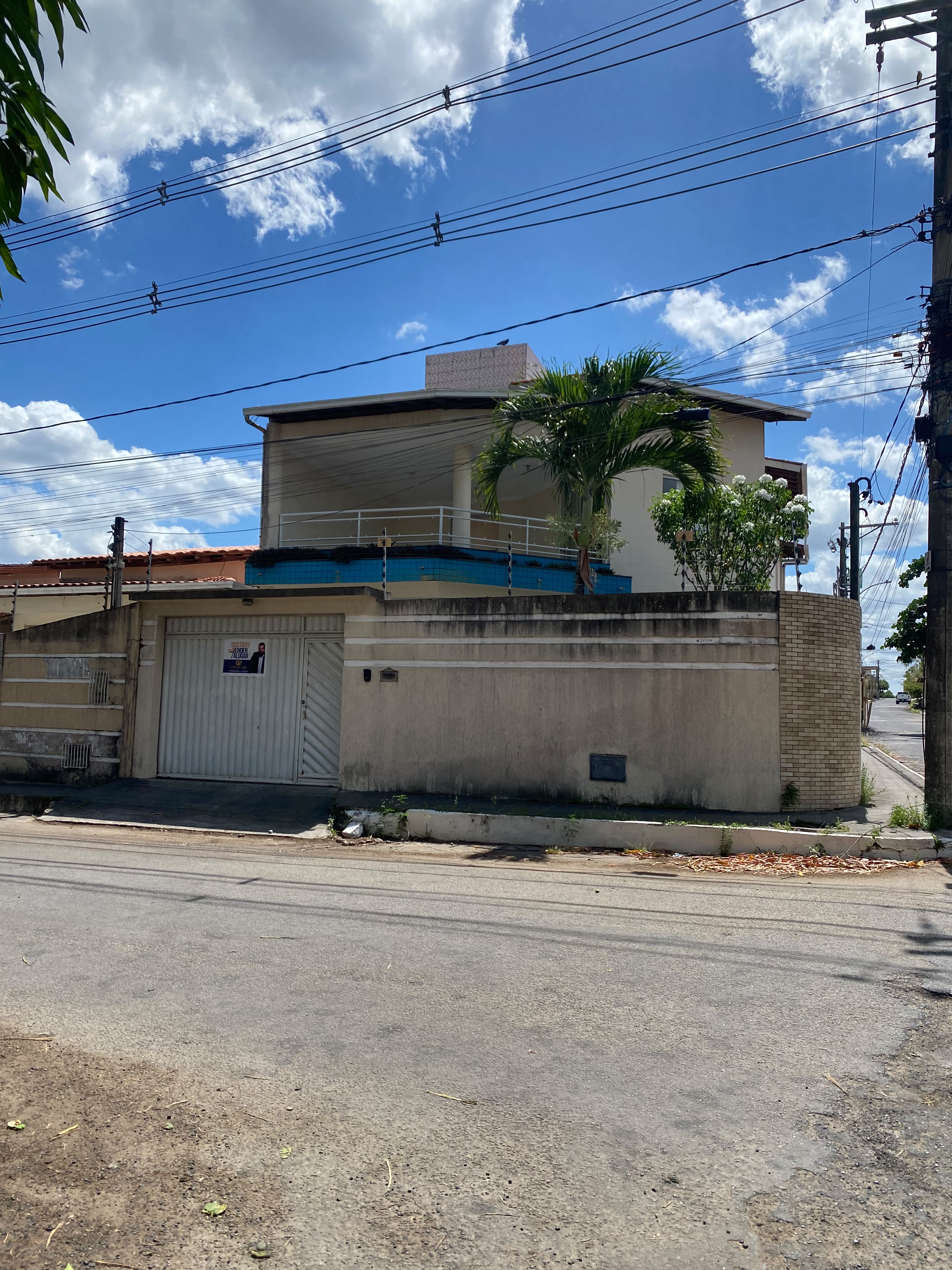 Casa de esquina, toda solta, no Jardim Petrolar